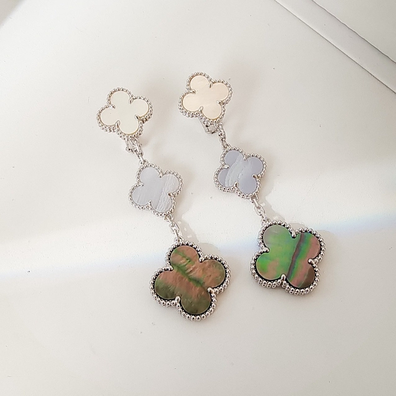 [AuraEcho]CLOVER 3 MOTIFS CHALCEDONY DARK MOP SILVER EARRINGS