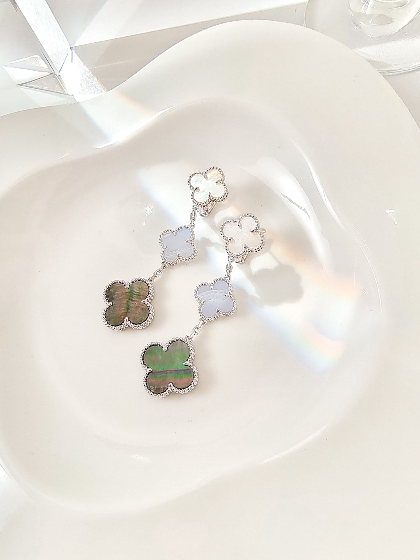 [AuraEcho]CLOVER 3 MOTIFS CHALCEDONY DARK MOP SILVER EARRINGS