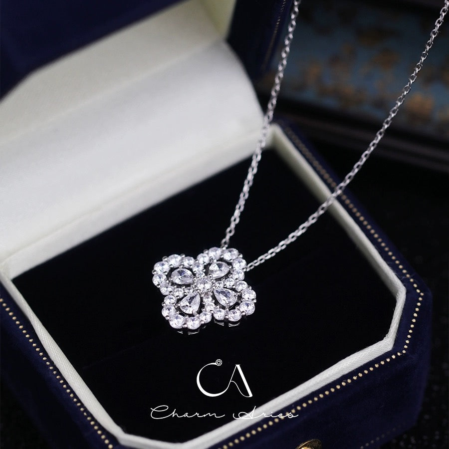 CLOVER 15MM BLUE CHALCEDONY NECKLACE SILVER