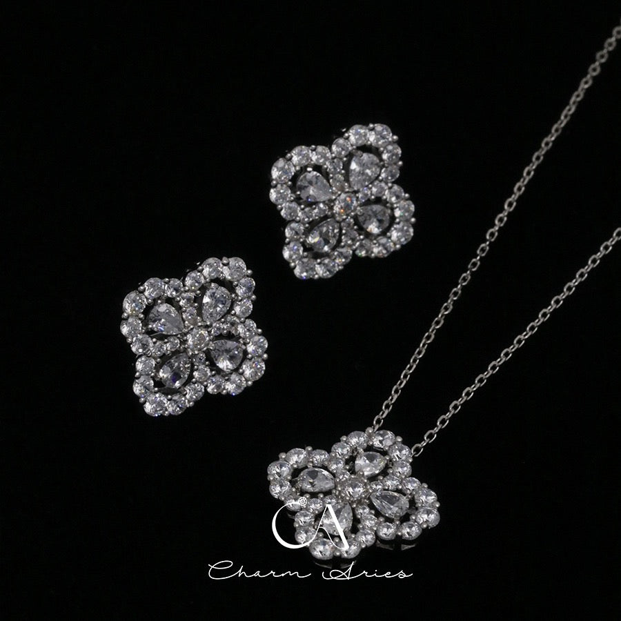 CLOVER 15MM BLUE CHALCEDONY NECKLACE SILVER